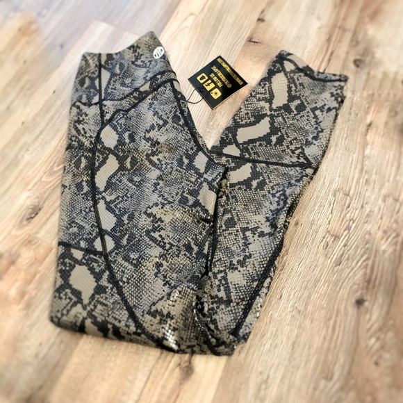 TIL YOU COLLAPSE Effortless Heart Booty Leggings - Picture 4 of 4